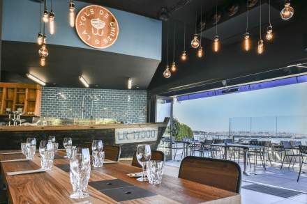 Salle de La Yole de Chris Restaurant Bord de Mer La Rochelle, Plage de la Concurrence