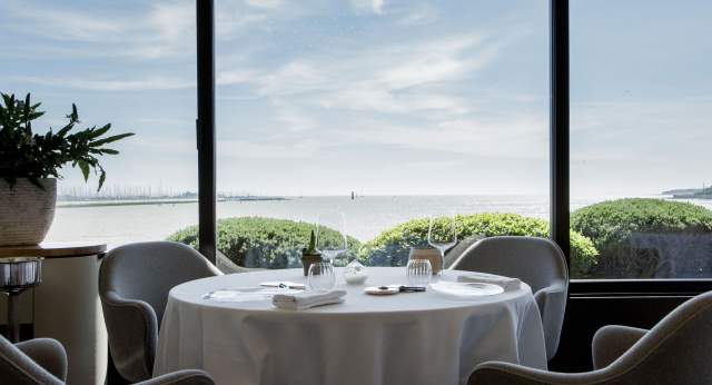 Table avec vue mer au Restaurant Christopher Coutanceau, Restaurant gastronomique étoilé La Rochelle